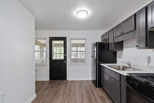 Foto del edificio - Newly Renovated 2-Bedroom Townhouse