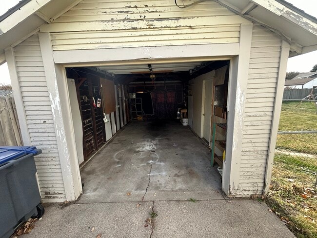 Building Photo - 2505 Ave F