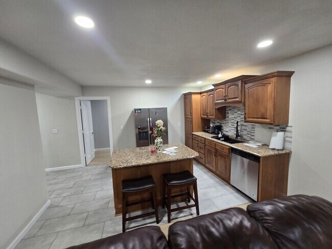 Foto del edificio - 2 Bed 2 Bath Basement Apartment