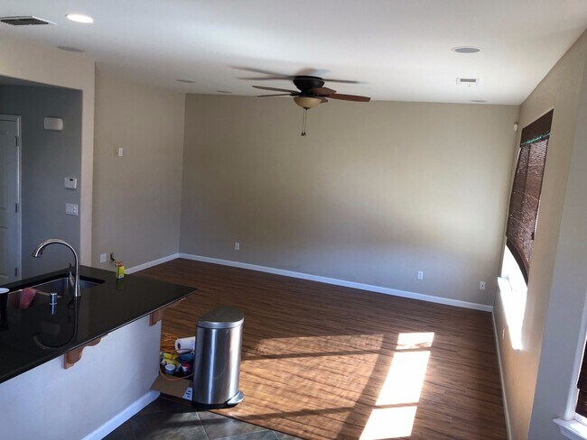 Foto del edificio - Beautiful 3 B/D 2.5 BA House in Roseville-COMING VERY SOON! ACT FAST AND APPLY NOW AS THIS PROPER...