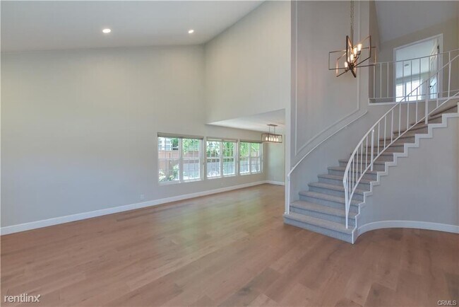 Building Photo - 5 br, 4 bath Townhome - 132 E Yale Loop # 19