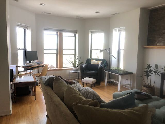 LIving - 2335 W McLean Ave