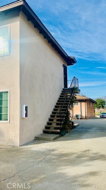 Building Photo - 826 E Hellman Ave