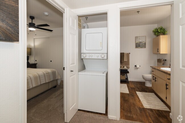 2 habitaciones, 2 baños - 764 pies cuadrados - Armario de lavandería - Carefree Senior (55+) Living at North Natomas