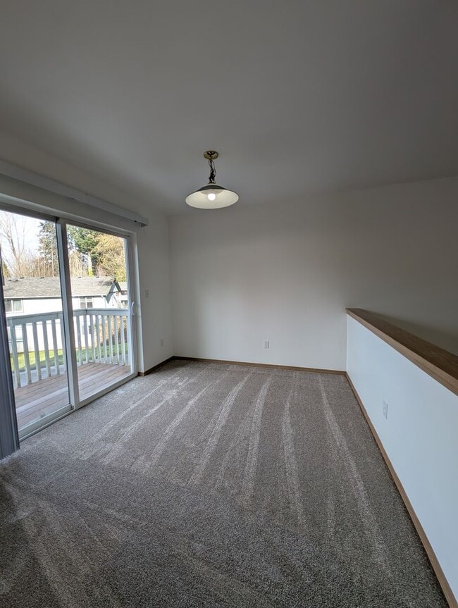 Foto del edificio - Centrally Located 3 Bedroom Triplex Unit Avail. for Rent - W/S/G paid with rent