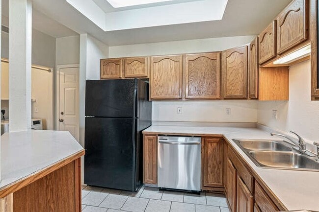 Building Photo - Updated 2 bed, 2 Bath Cond with Lake and G...