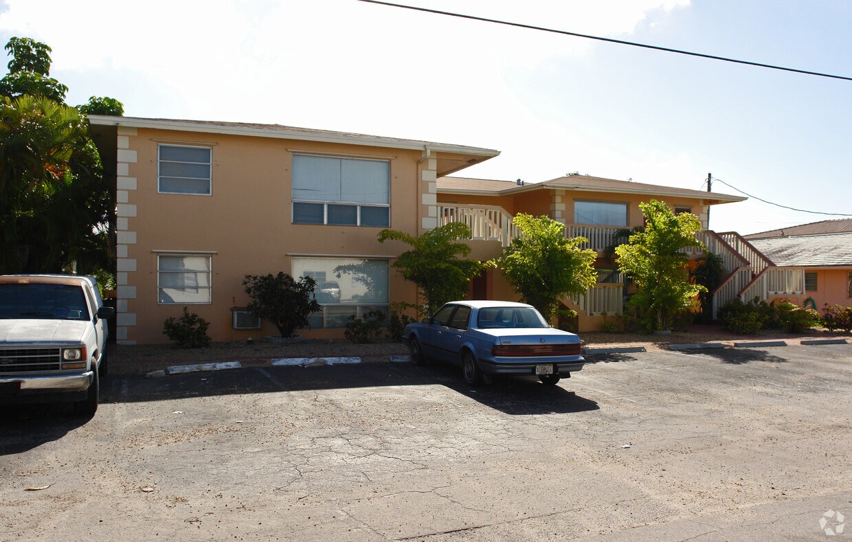 Building Photo - 324 SE 10th Ave
