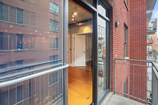 Foto del edificio - Logan Circle Loft with Garage Parking!