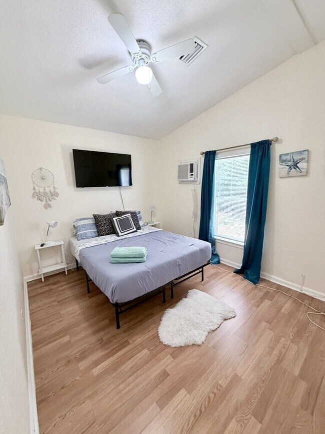 Foto del edificio - "Charming Room for Rent 1-Bed Oasis in West Palm Beach – Your Cozy Retreat Awaits!"