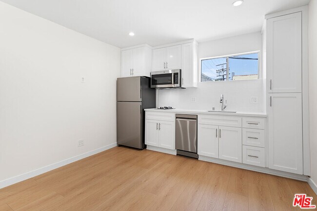 Foto del edificio - 345 N Sycamore Ave