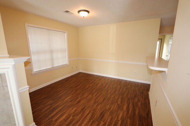 Foto del edificio - LARGE 3BR CORDOVA TOWNHOME