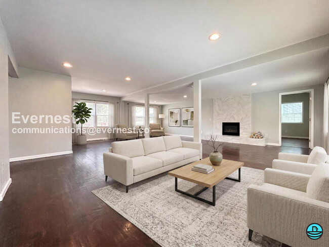 Building Photo - 1345 Twin Oaks Cir SE