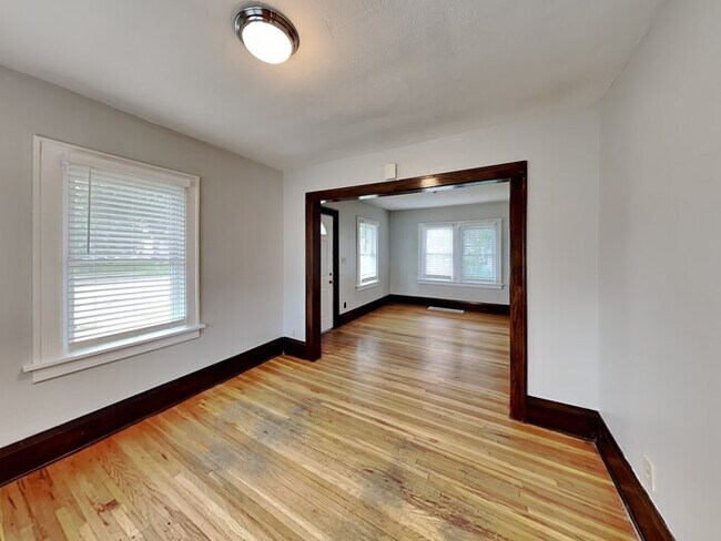 Building Photo - Quaint 2 Bedroom, 1 Bathroom House in Minn...