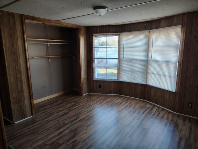 Building Photo - 1033 MS-182