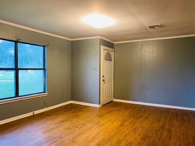 Building Photo - 440 Huval