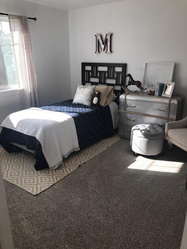 Foto del edificio - 4 Bedroom/2.5 Bathroom Townhome in Riverton