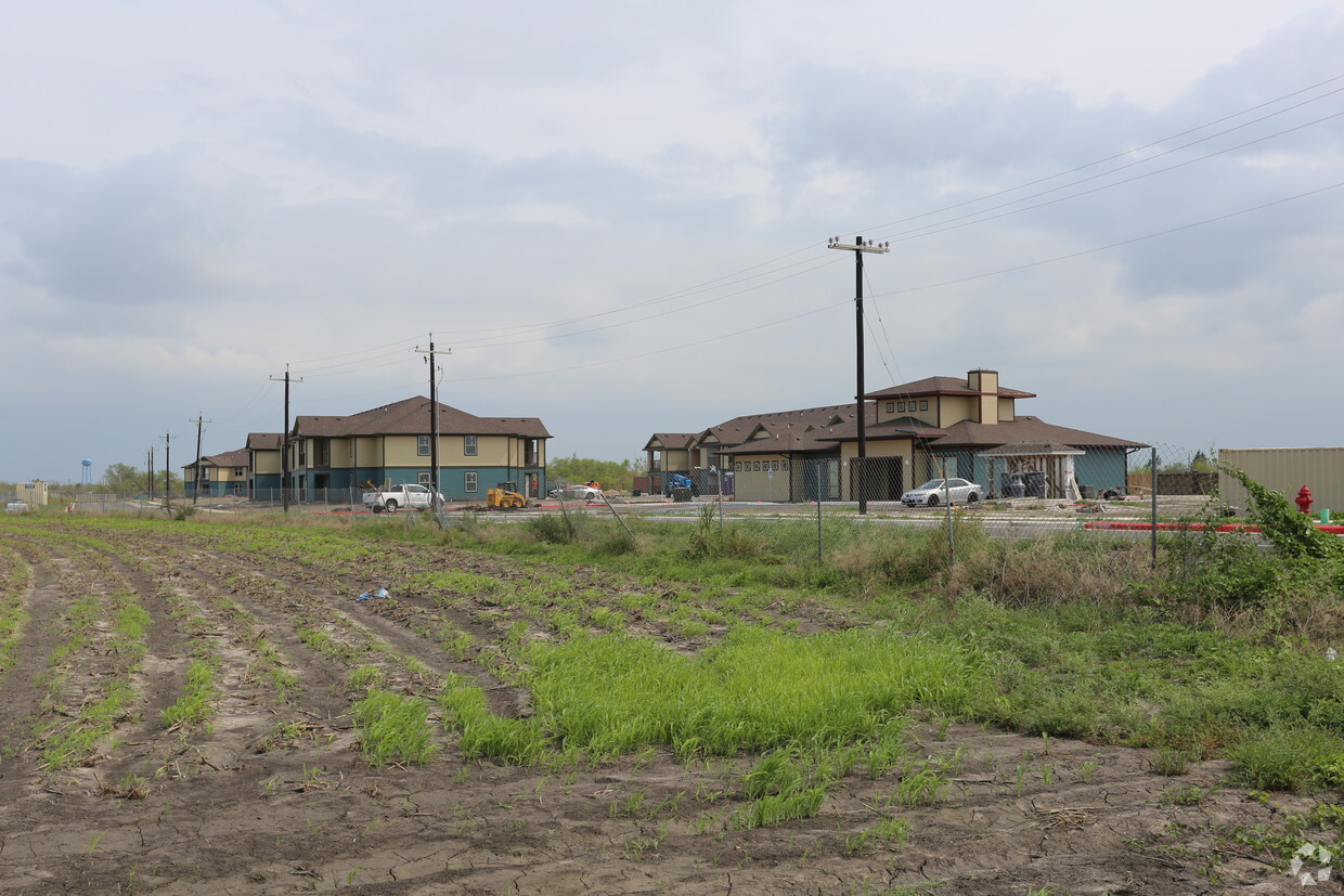 Building Photo - The Glades of Gregory