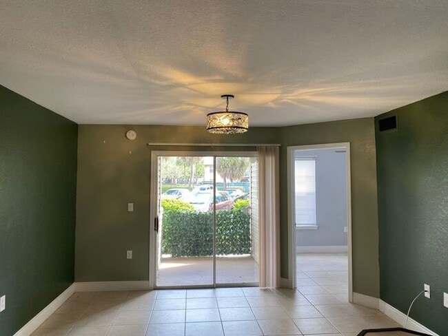 Building Photo - Cozy 1 Bedroom/1 Bathroom Near Millennium Mall!