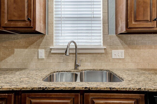 Building Photo - Move in Special !! $250 Off your First Ful...
