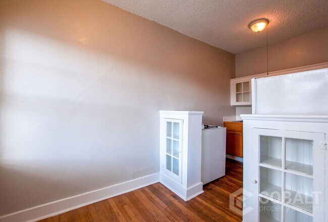 Foto del edificio - 674 Somerset Terrace NE