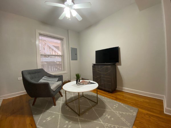 Living area with a ceiling fan - 1338 W Argyle