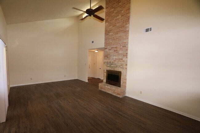 Foto del edificio - 15819 Spruce Point Dr