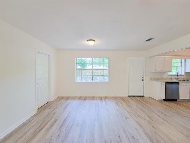 Building Photo - 6 Sowell Ln