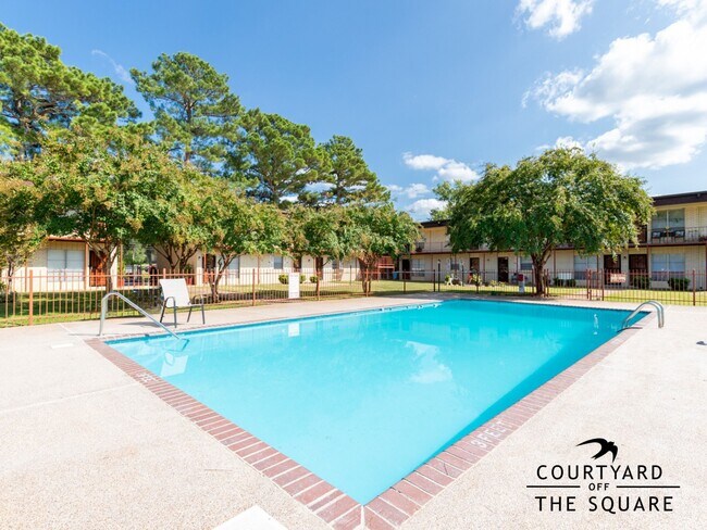 Patio junto a la piscina comunitaria de la plaza - Courtyard Off the Square Apartments