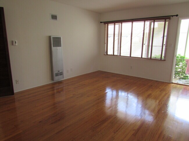 Living room - 913 20th St