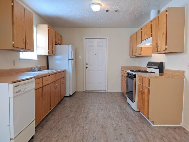 Foto del edificio - IMMEDIATE MOVE IN!!!  Spacious 2 Bed, 1 Ba...