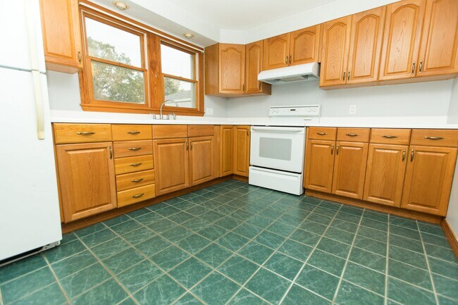 Building Photo - 70 Mount Desert Dr