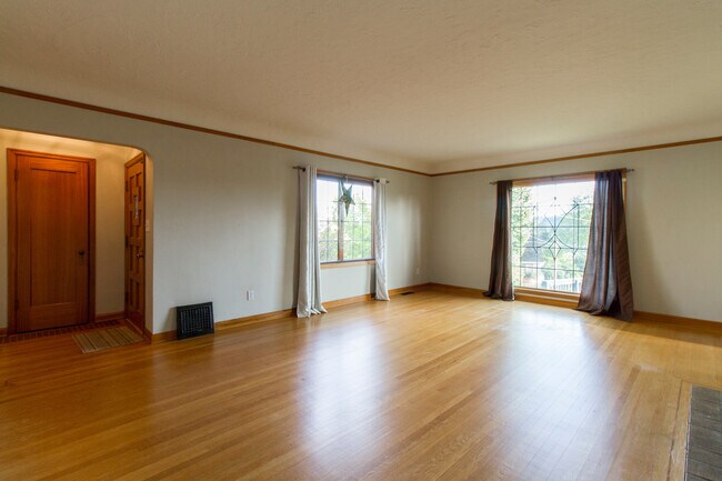 Foto del edificio - Rose City Park English Tudor with Stunning...