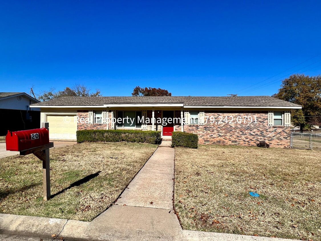 Primary Photo - Beautifully Remodeled 3 Bed/2 Bath Home Av...