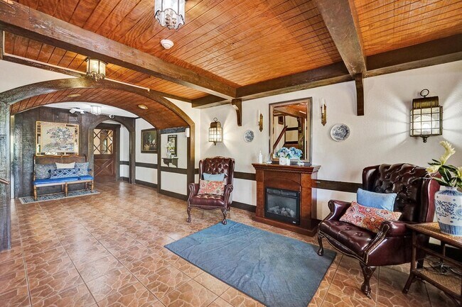 Building Photo - Beautiful 1 bedroom 1.5 Bath Condo on the ...