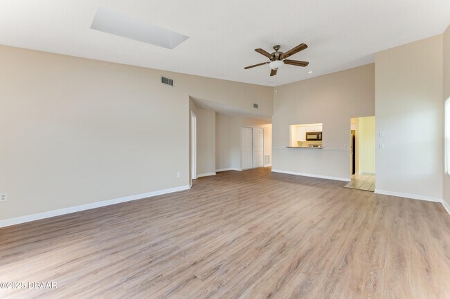 Foto del edificio - 121 Bob White Ct