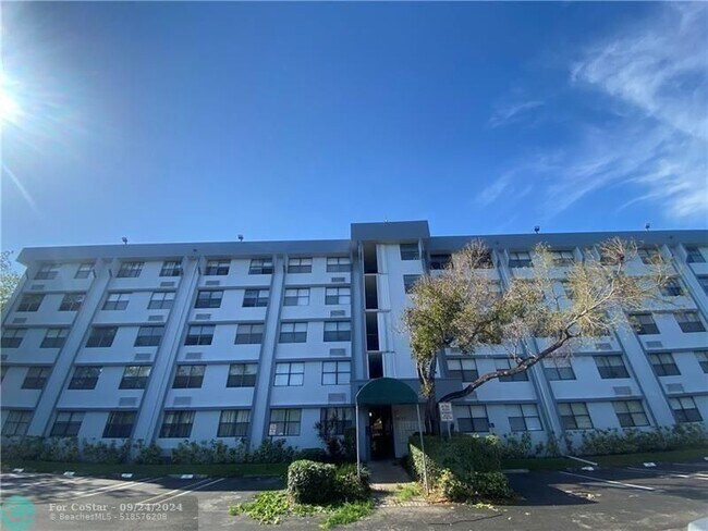 Building Photo - 2501 Riverside Dr