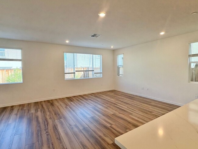 Building Photo - Beautiful 4 Bedroom 3 Full bath House with Solar in Gated Antioch Community