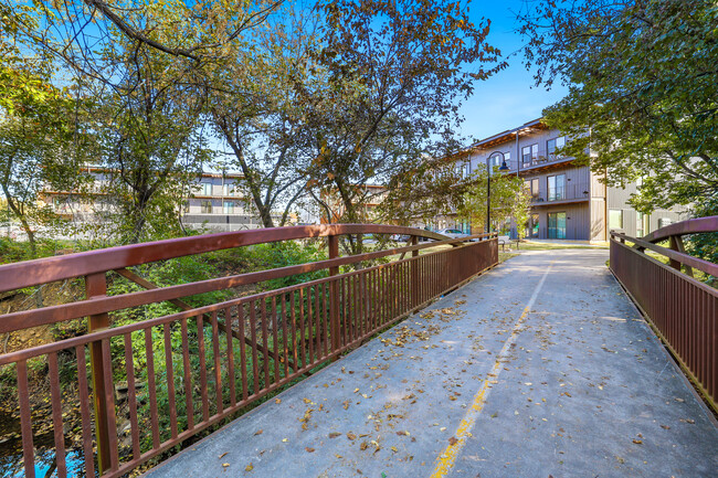 Acceso a los senderos Razorback Greenway - South Yard Lofts