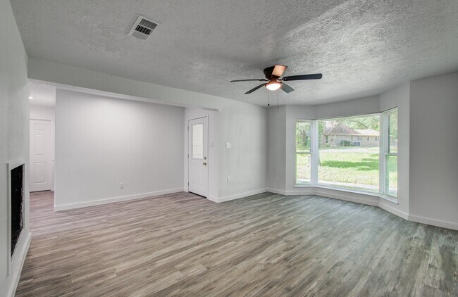 Building Photo - 812 Stone Mountain Dr