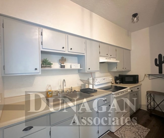 Building Photo - 2 Bedroom 1 bath home Fully Furnished