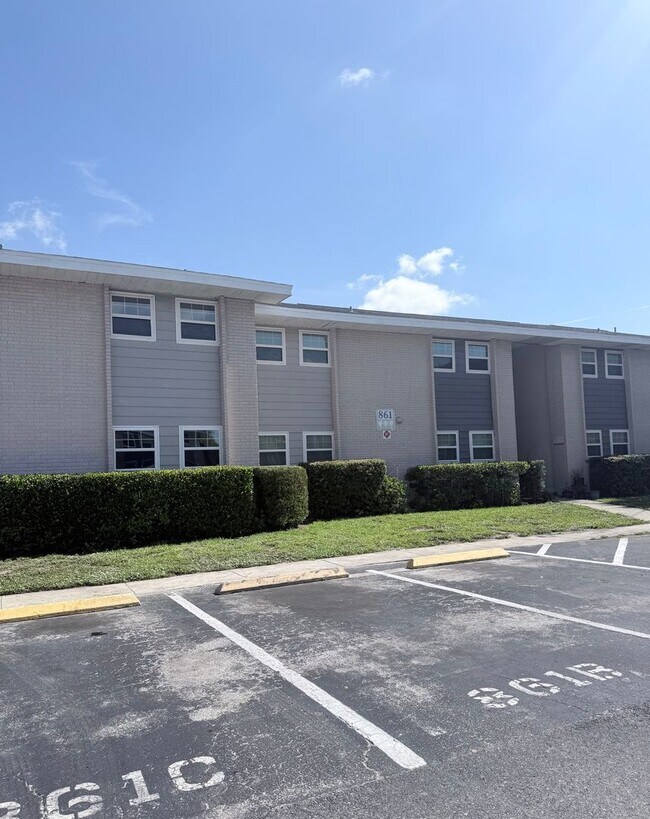 Foto del edificio - 861 Sky Lake Cir