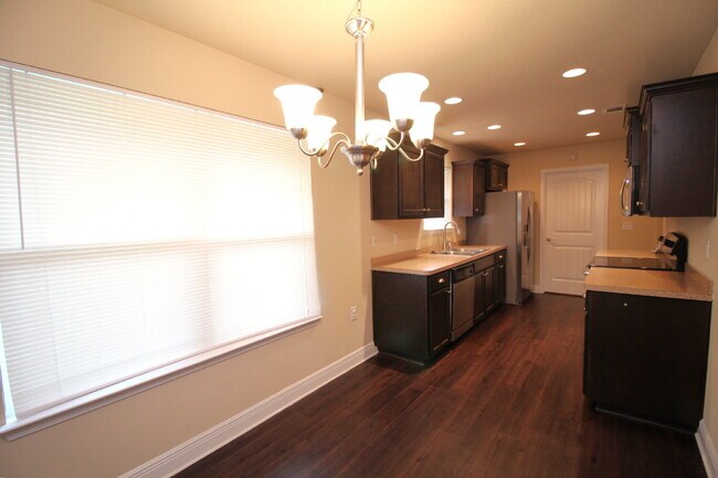 Foto del edificio - 3BR/2BA Ashley Place Home Featuring Sunroom, Generator & Multiple Living Spaces