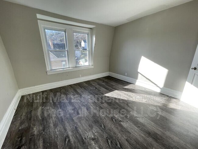 Building Photo - 352 2nd St