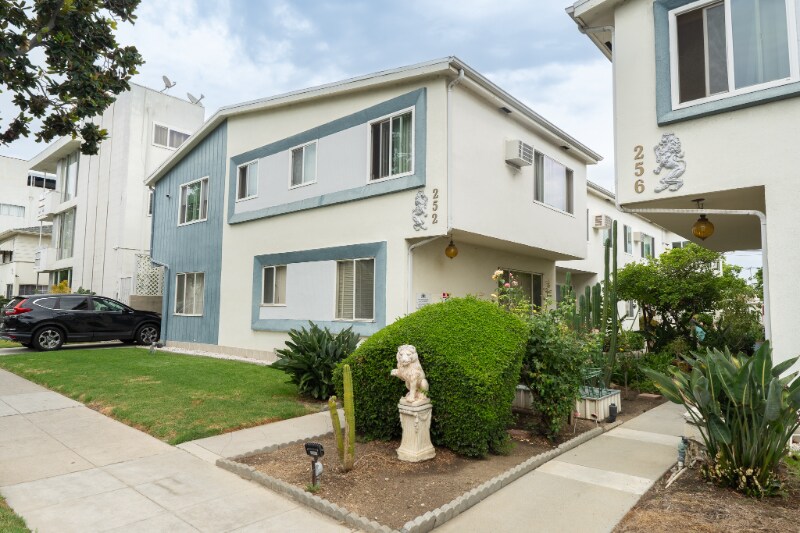 Primary Photo - 252 S Doheny Dr