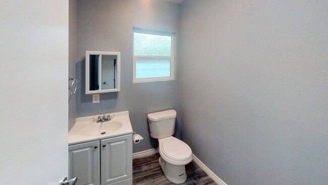 Building Photo - 1 Bedroom 1.5 bath Unit Available Now!