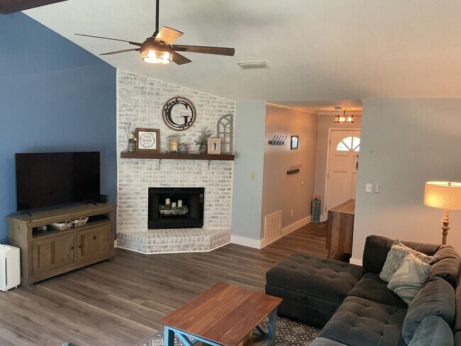 Foto del edificio - Spacious & Stylish Home in Bluewater Bay!