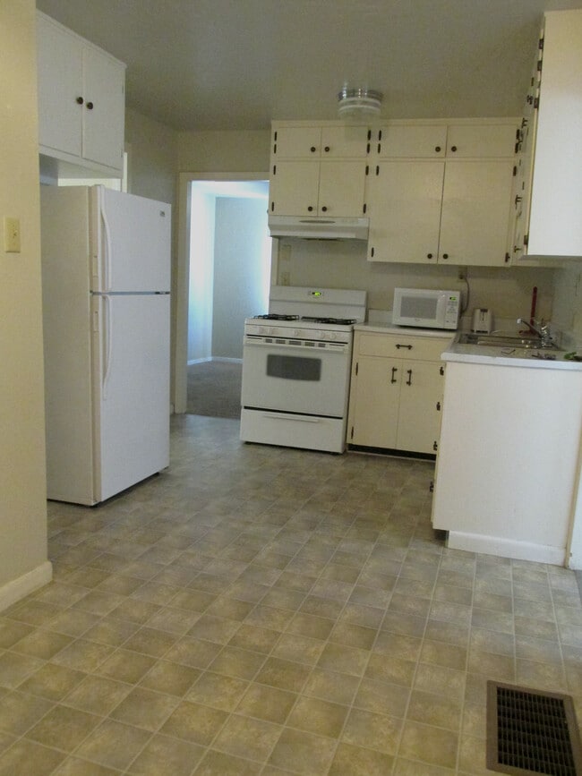Building Photo - 420 W Rocalla Ave