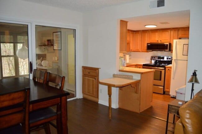 Building Photo - Charming townhome in HSV