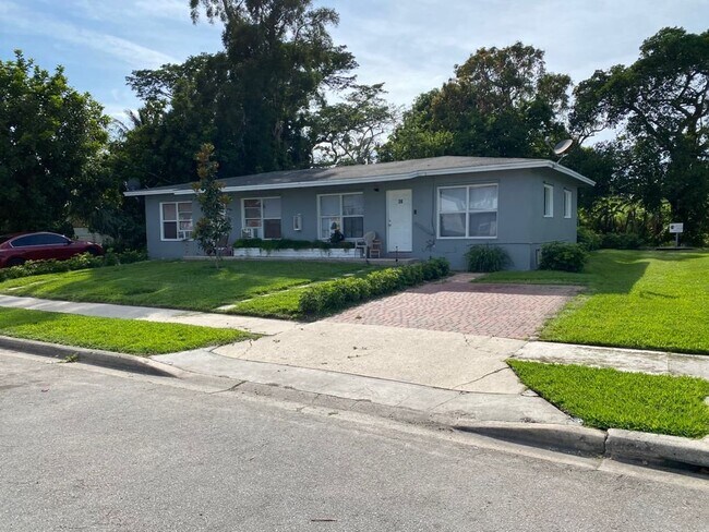 Foto del edificio - 37280 Okeechobee Ave