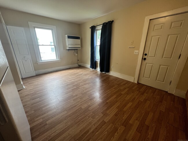 Building Photo - 156 Oak Ave